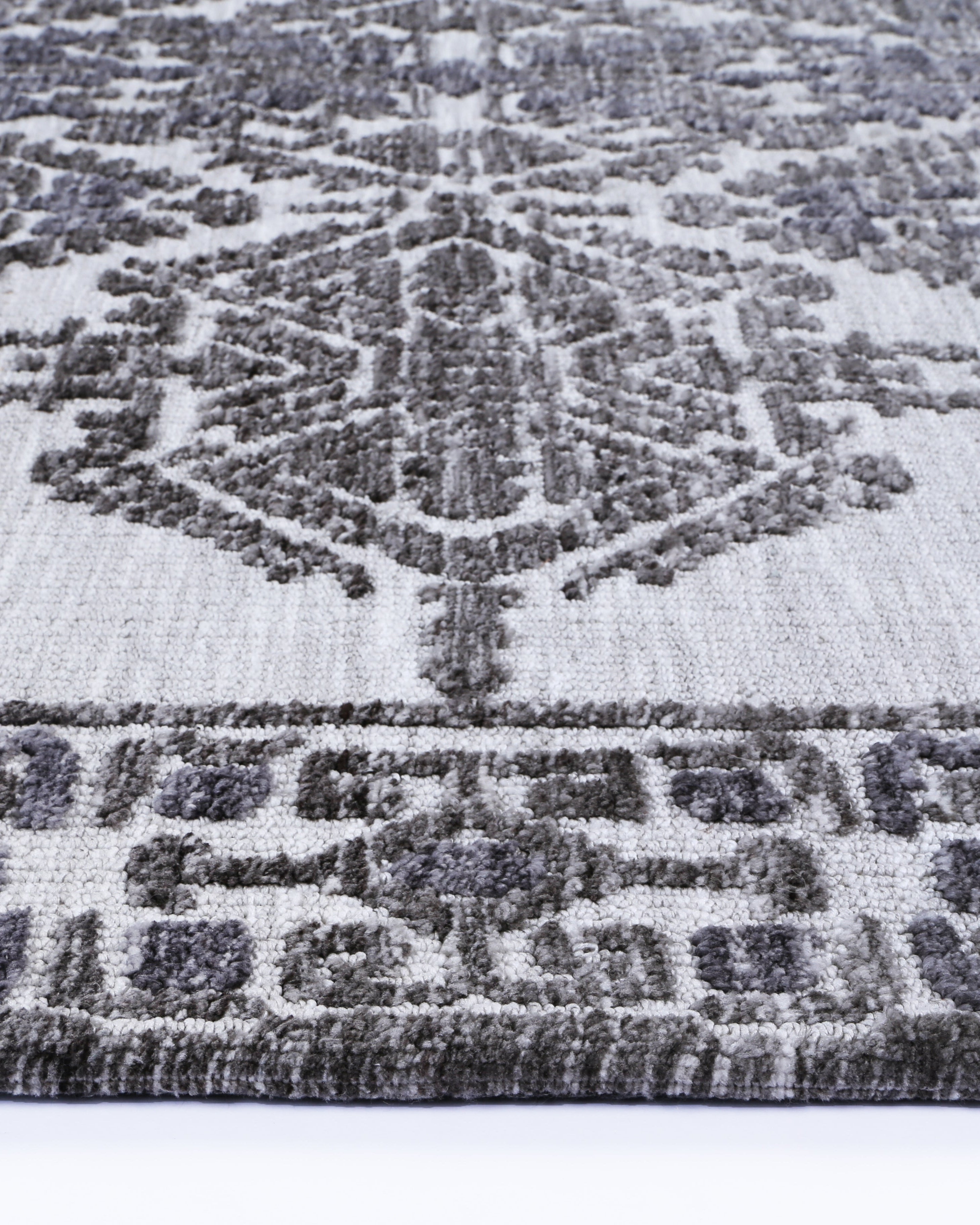 Alayah Ornamental silver Rug edge