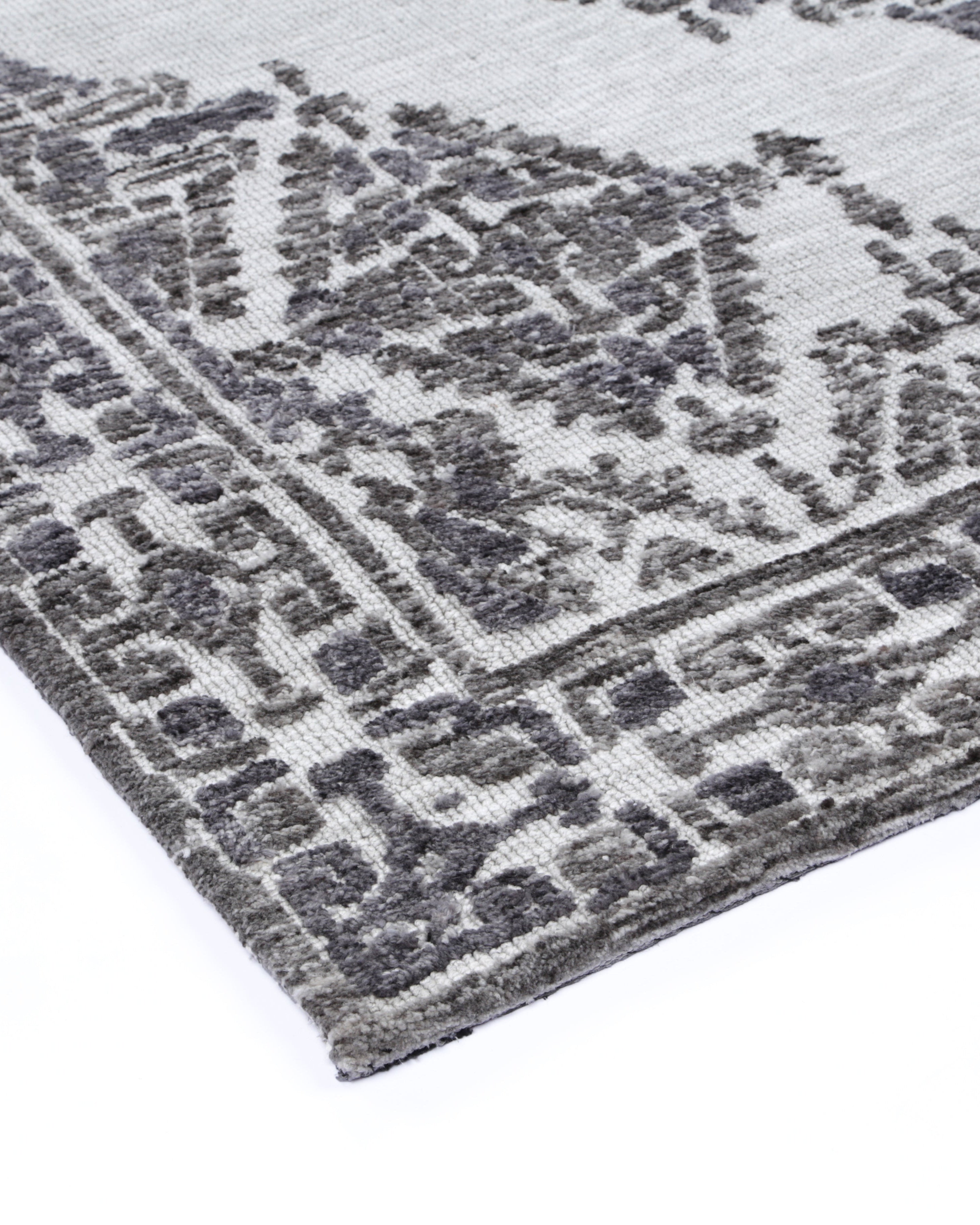 Alayah Ornamental silver Rug corner