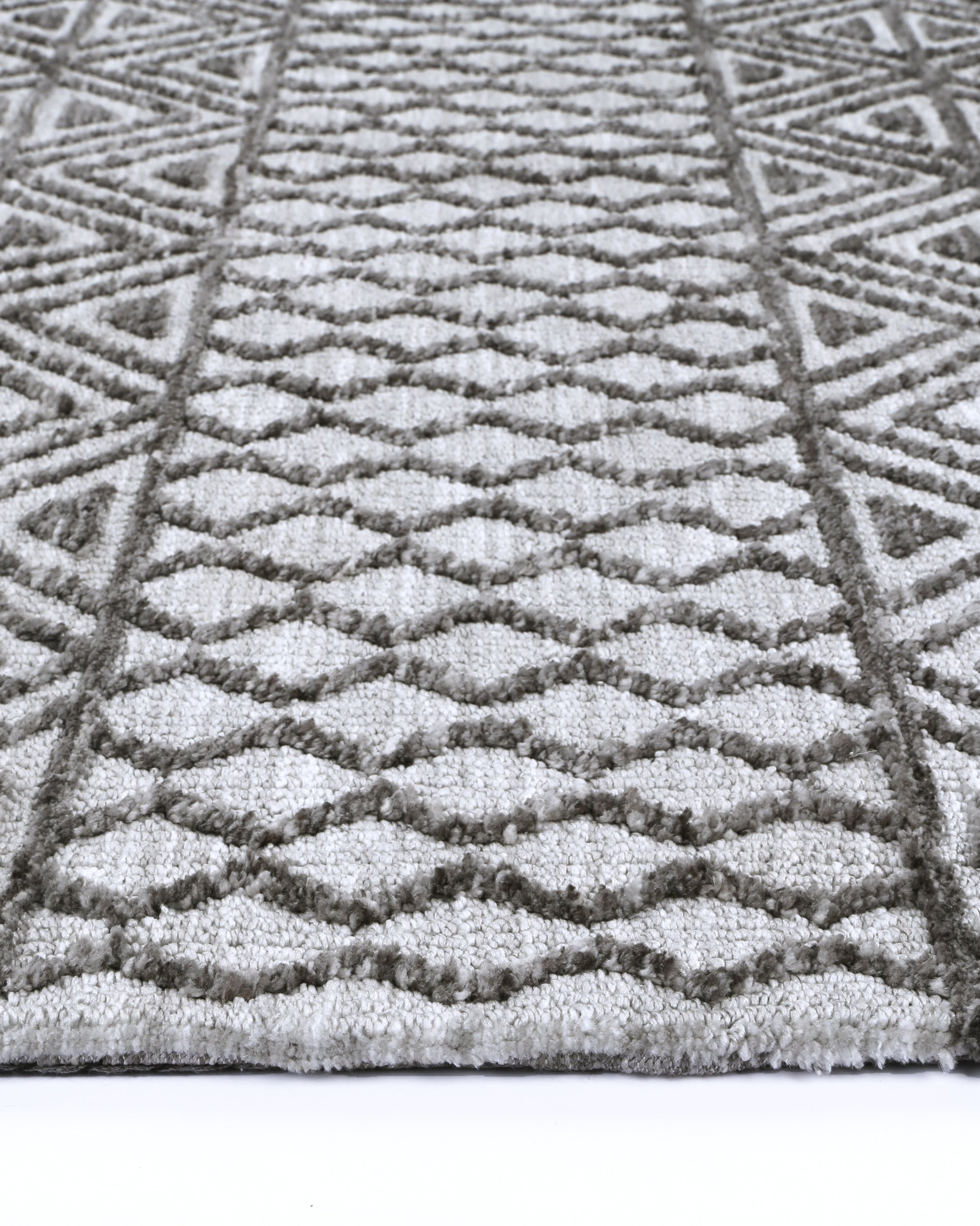 Alayah Tessellations silver Rug edge