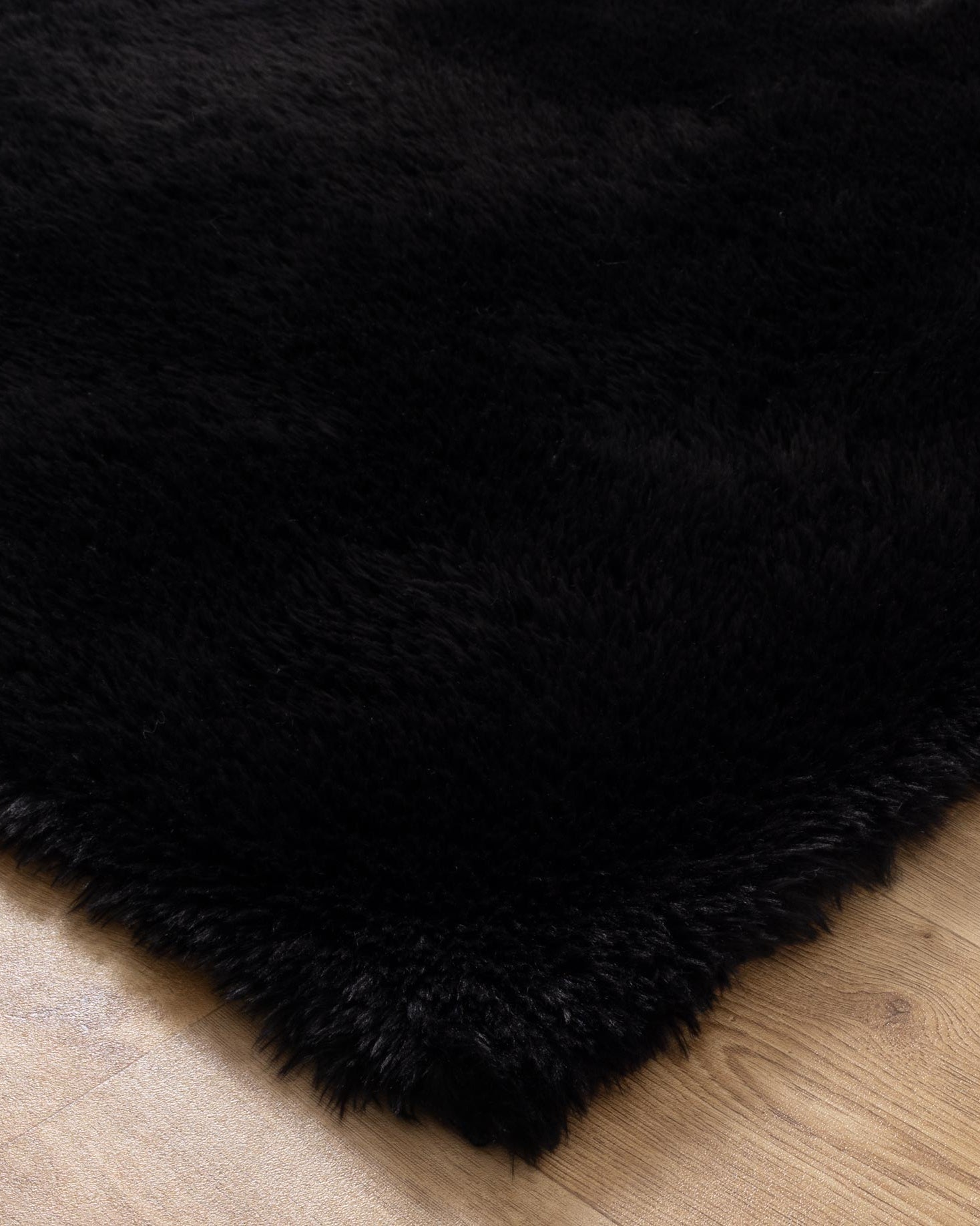 Lyla Machine Washable Shaggy Black Rug.