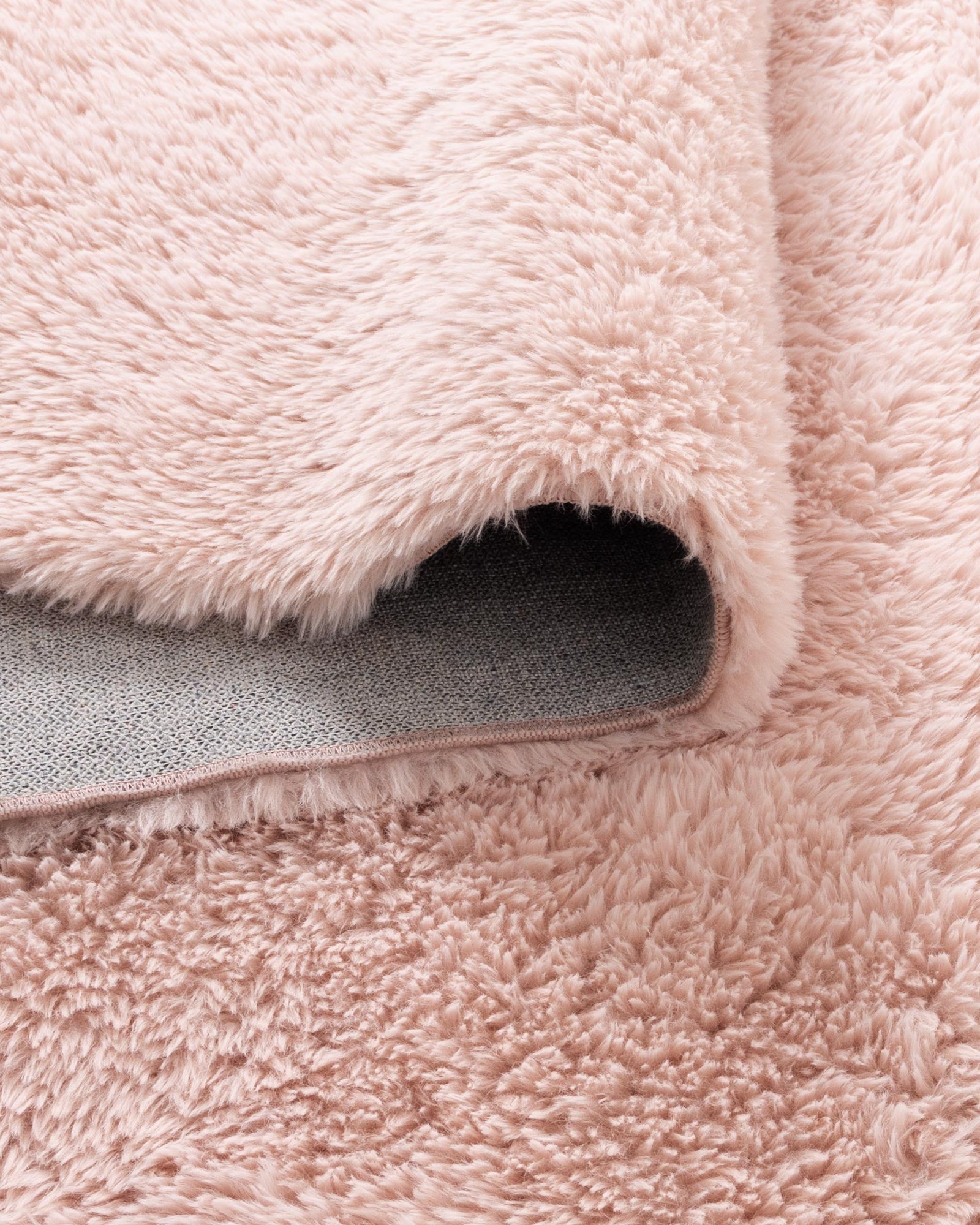 Lyla Machine Washable Shaggy Blush Round Rug.
