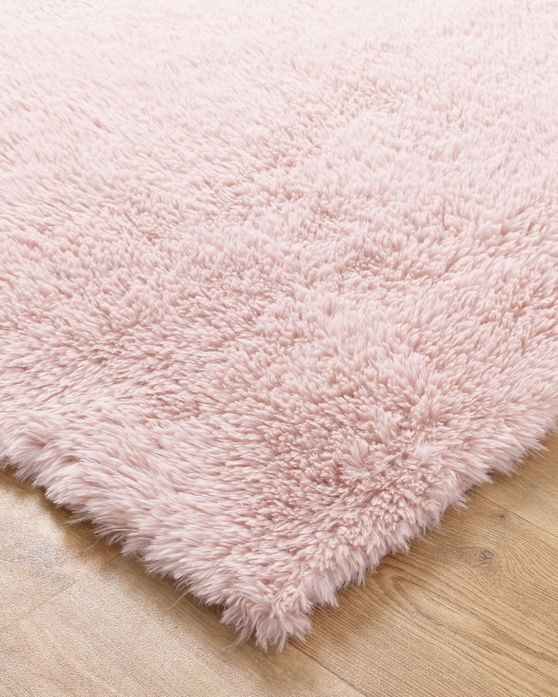 Lyla Machine Washable Shaggy Blush Rug.