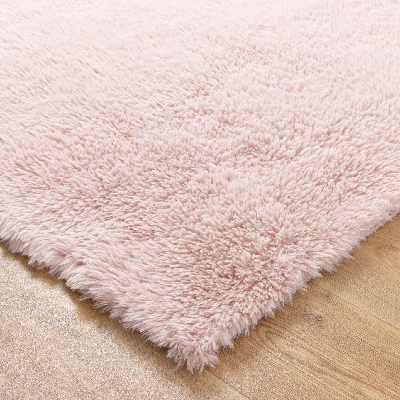 Lyla Machine Washable Shaggy Blush Rug.