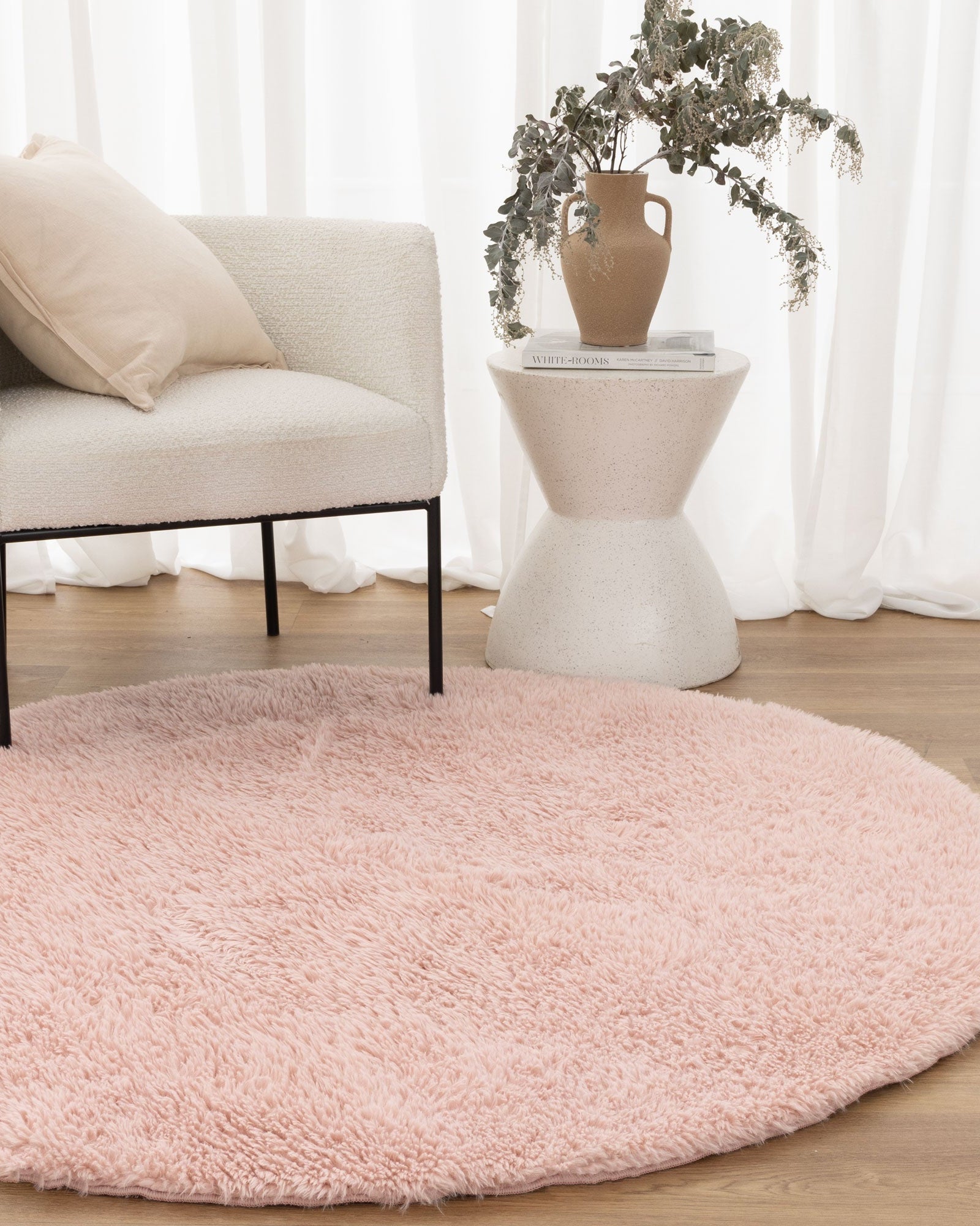 Lyla Machine Washable Shaggy Blush Round Rug.