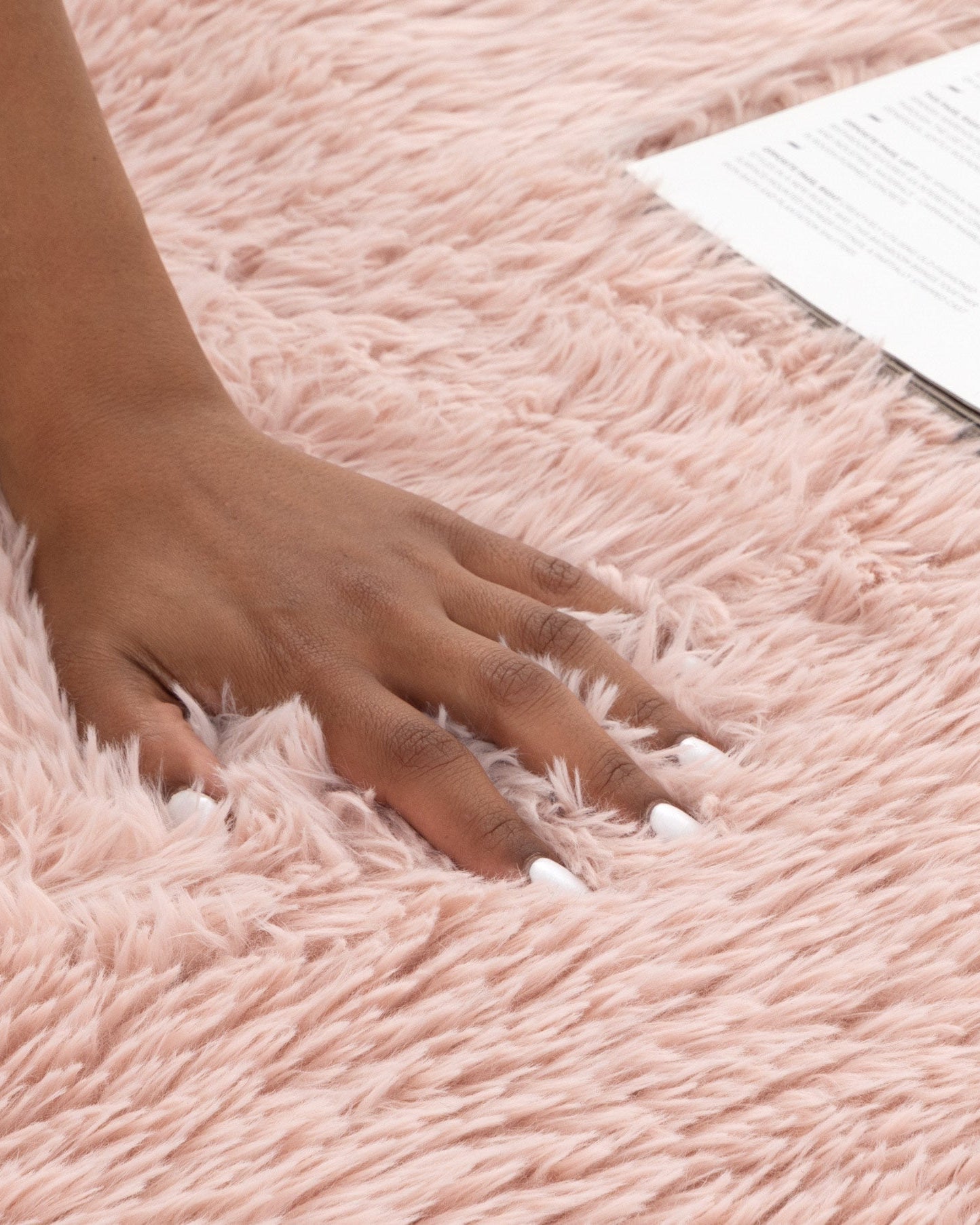Lyla Machine Washable Shaggy Blush Round Rug.