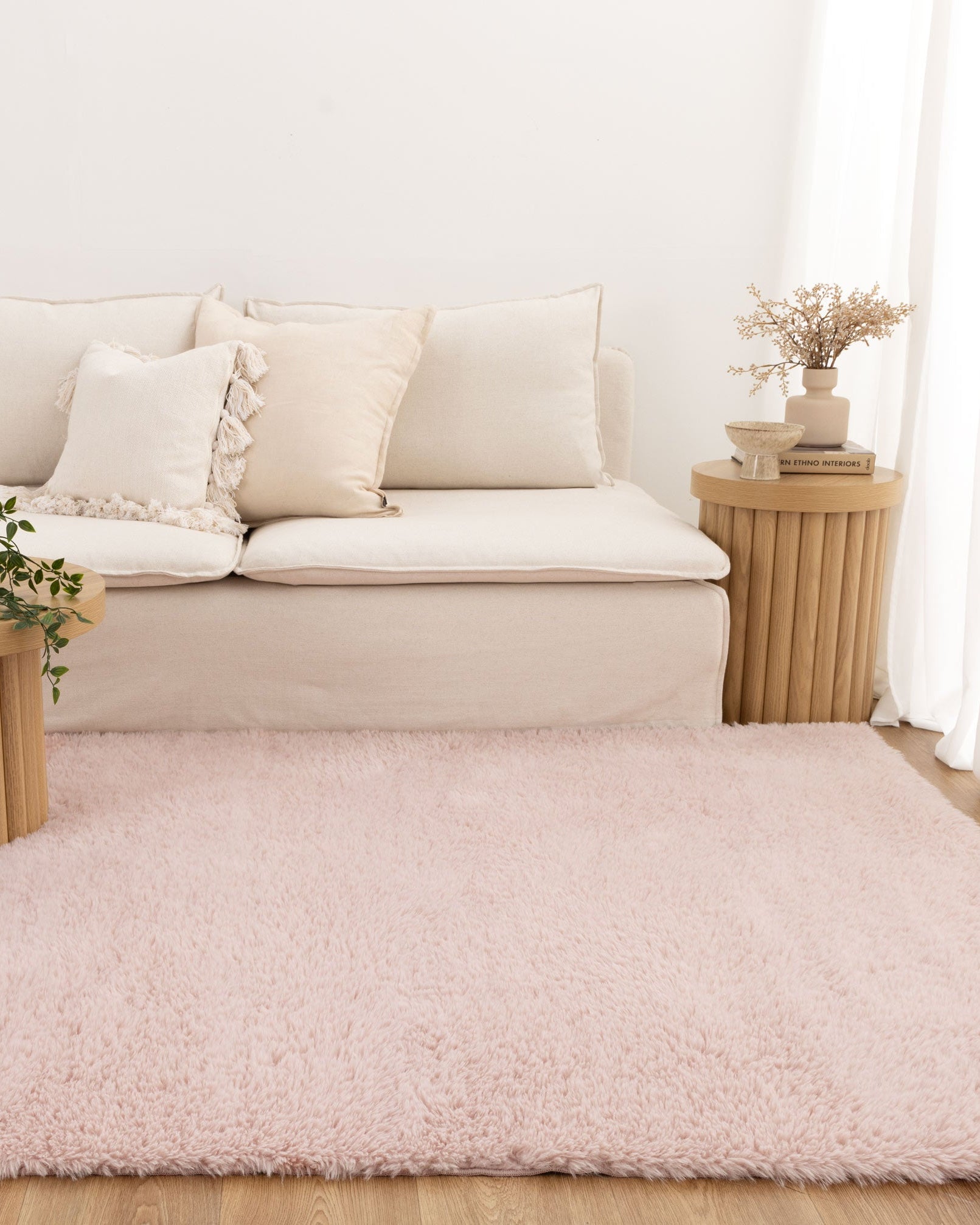Lyla Machine Washable Shaggy Blush Rug.