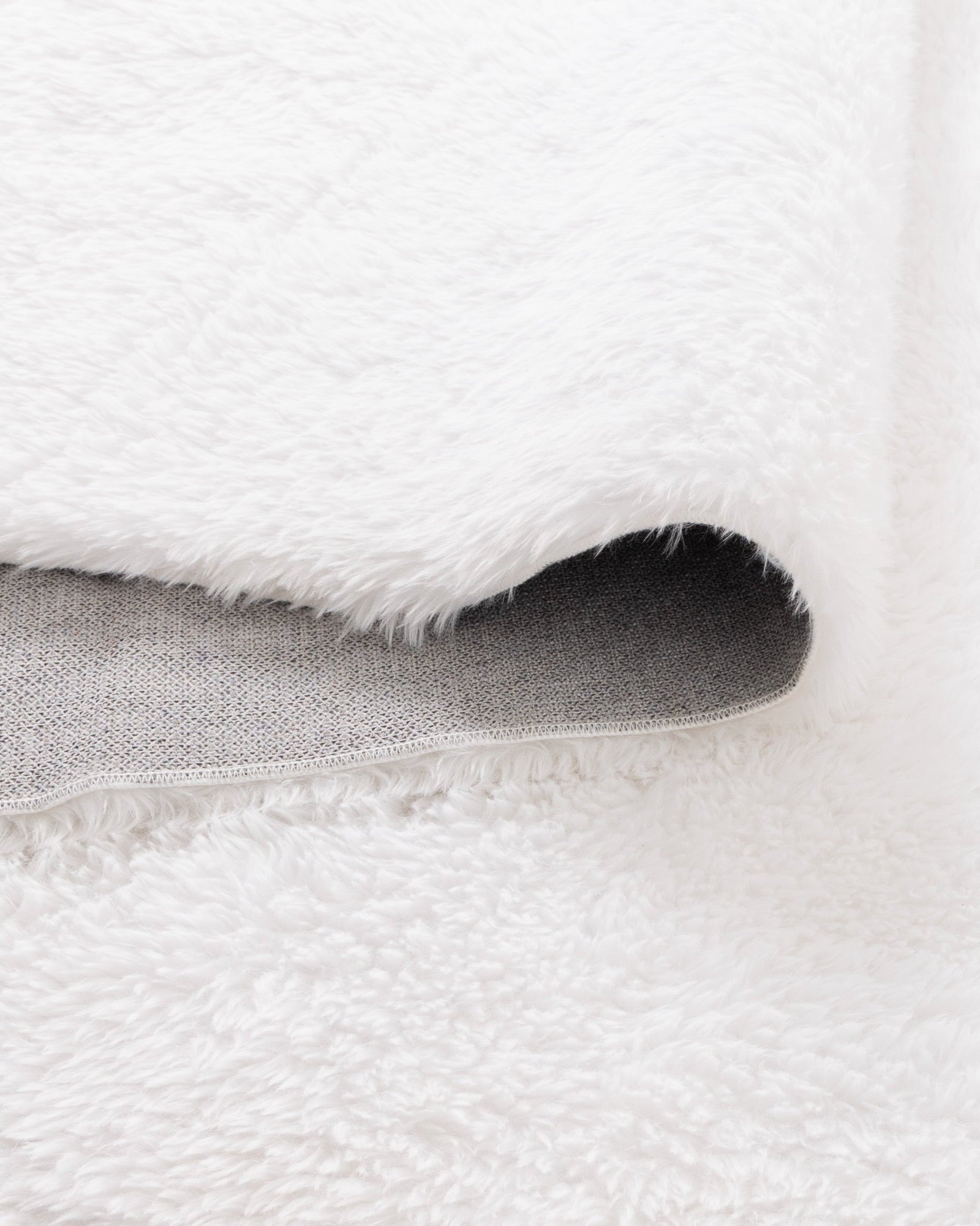 Lyla Machine Washable Shaggy White Round Rug.