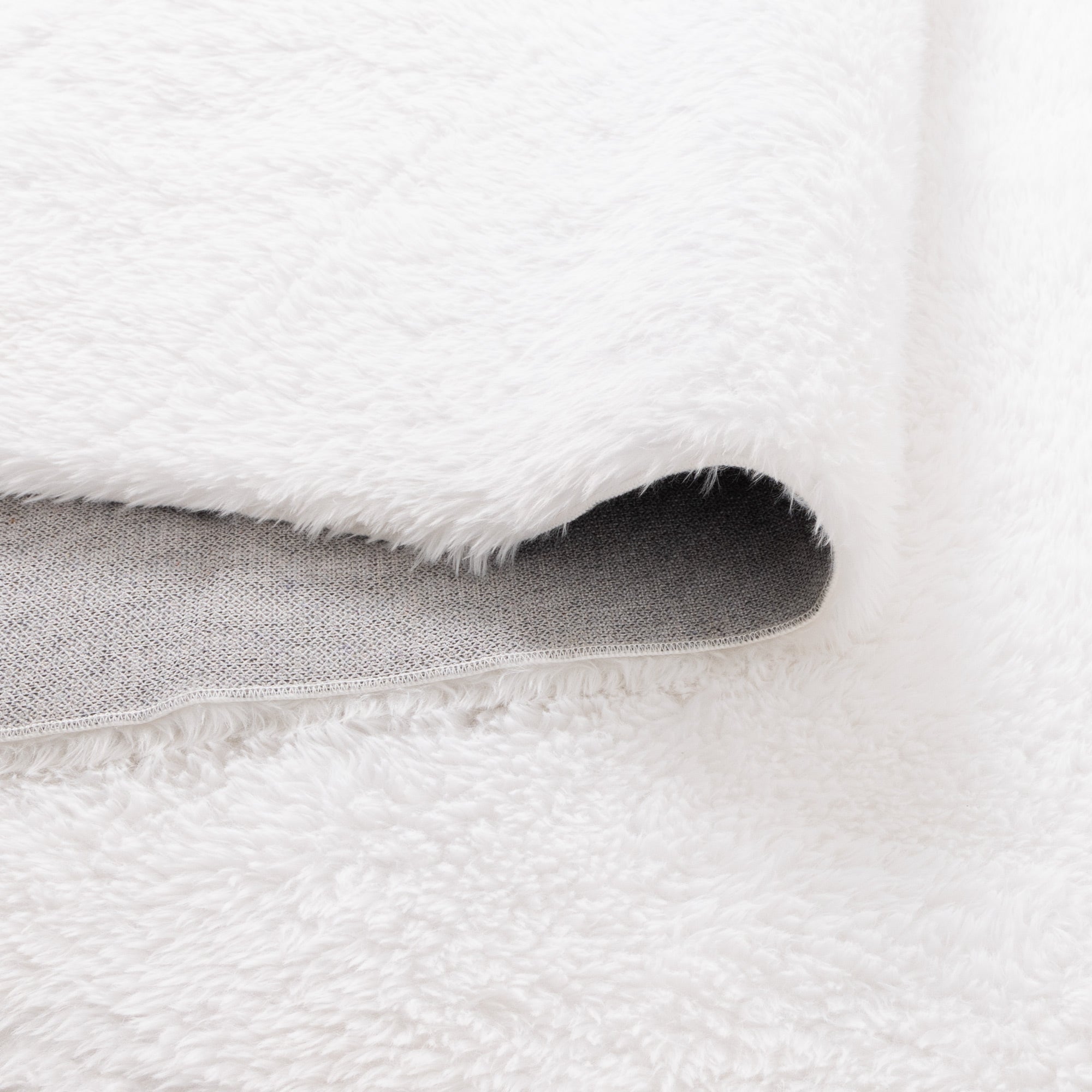 Lyla Machine Washable Shaggy White Round Rug.