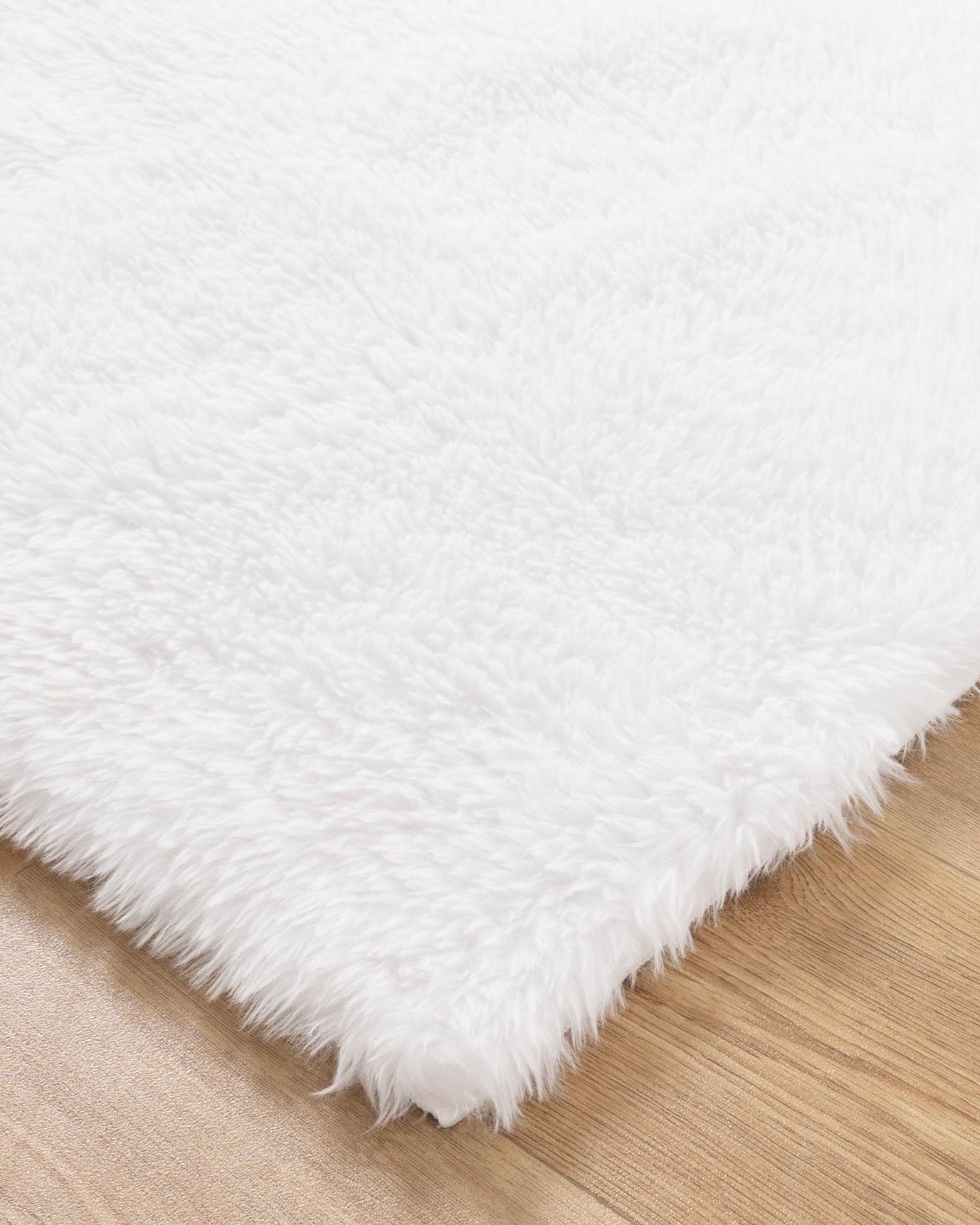 Lyla Machine Washable Shaggy White Rug.