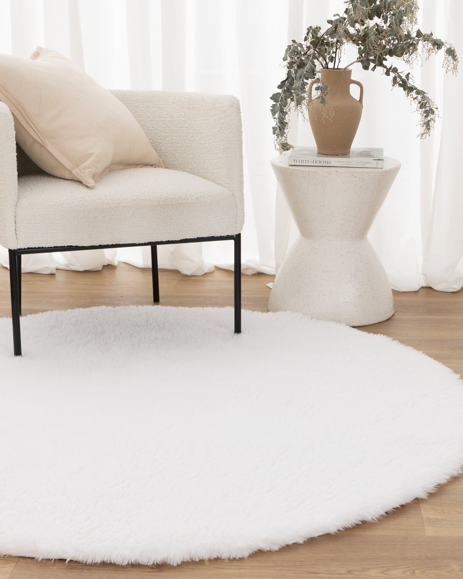 Lyla Machine Washable Shaggy White Round Rug.