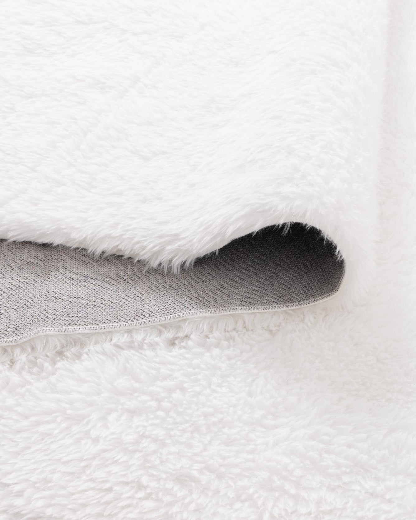 Lyla Machine Washable Shaggy White Rug.