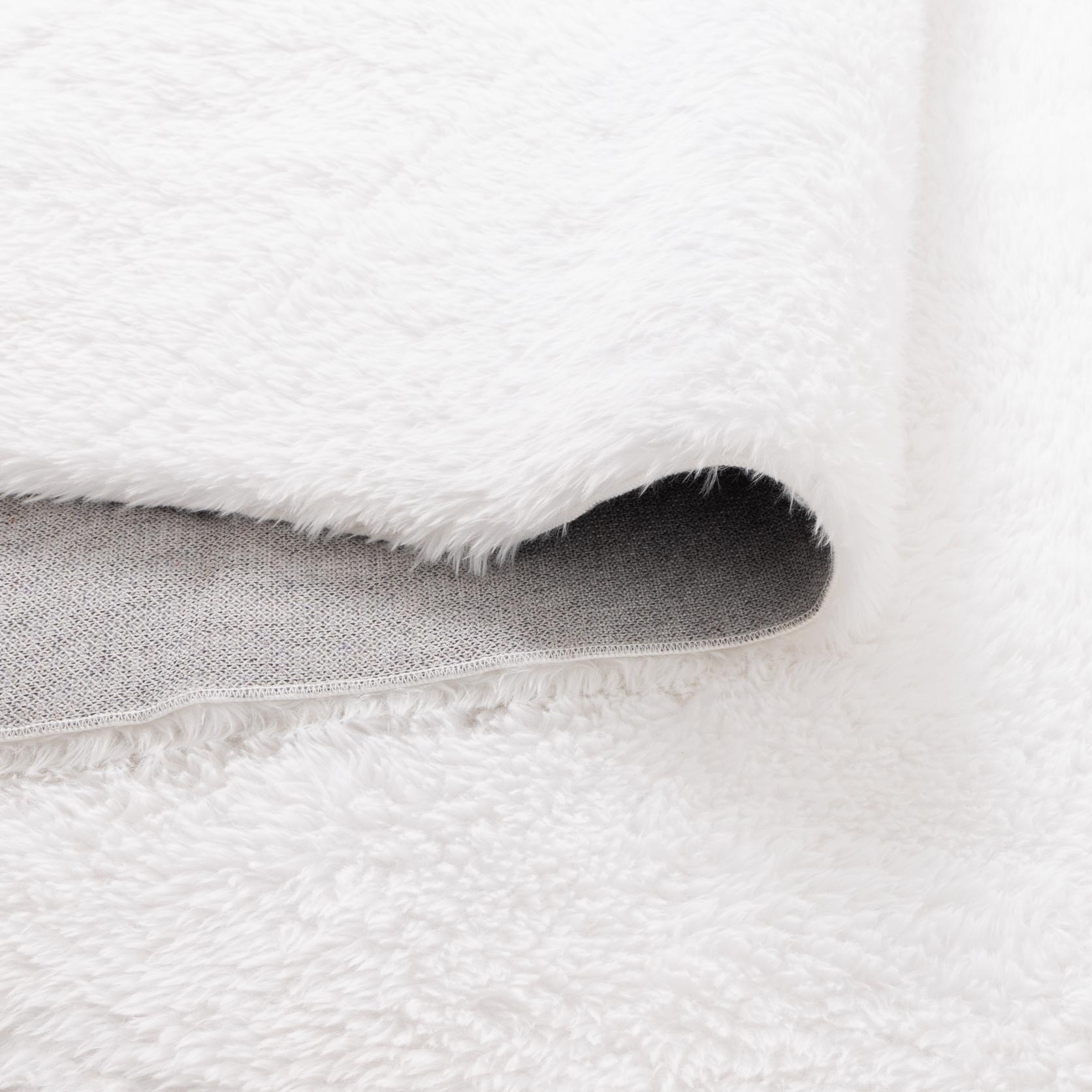 Lyla Machine Washable Shaggy White Rug.