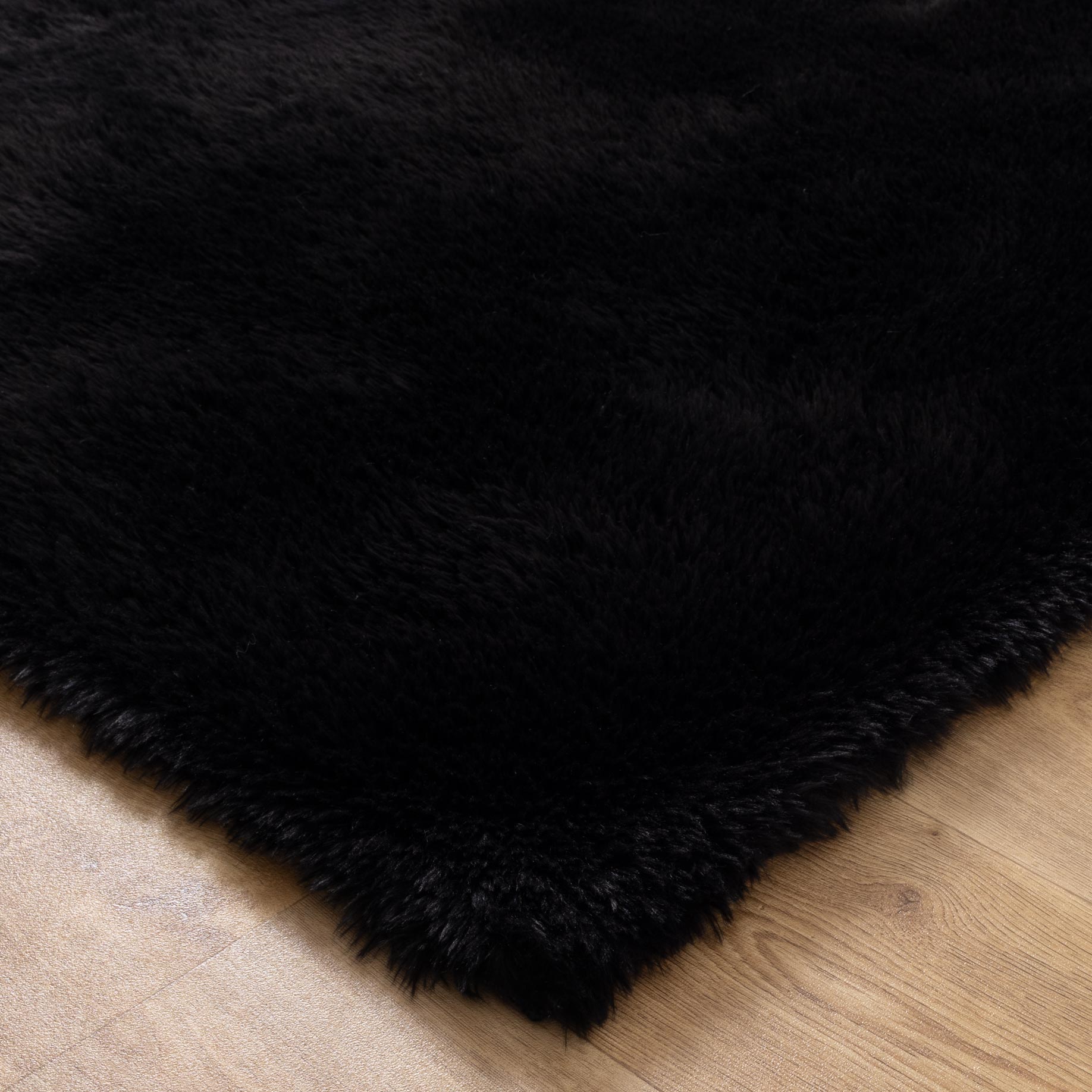 Lyla Machine Washable Shaggy Black Rug.