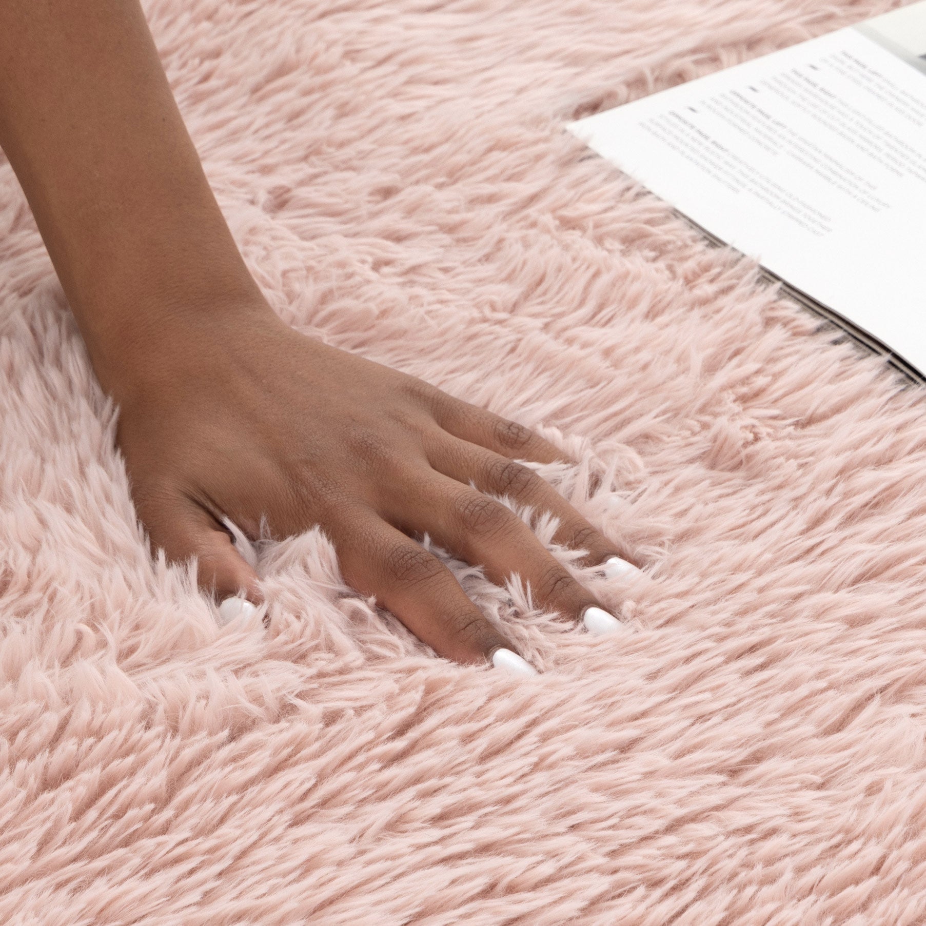 Lyla Machine Washable Shaggy Blush Rug.
