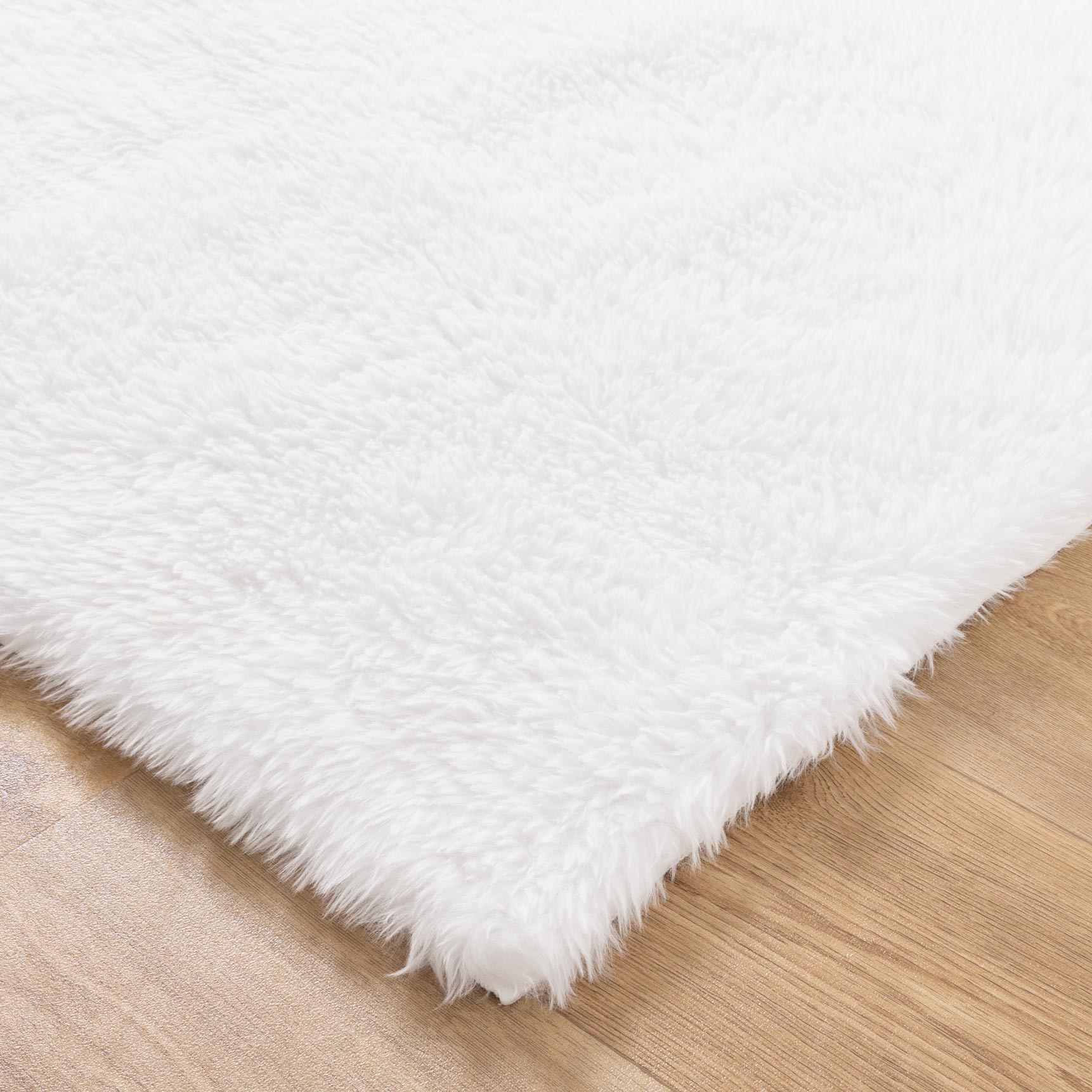 Lyla Machine Washable Shaggy White Rug.