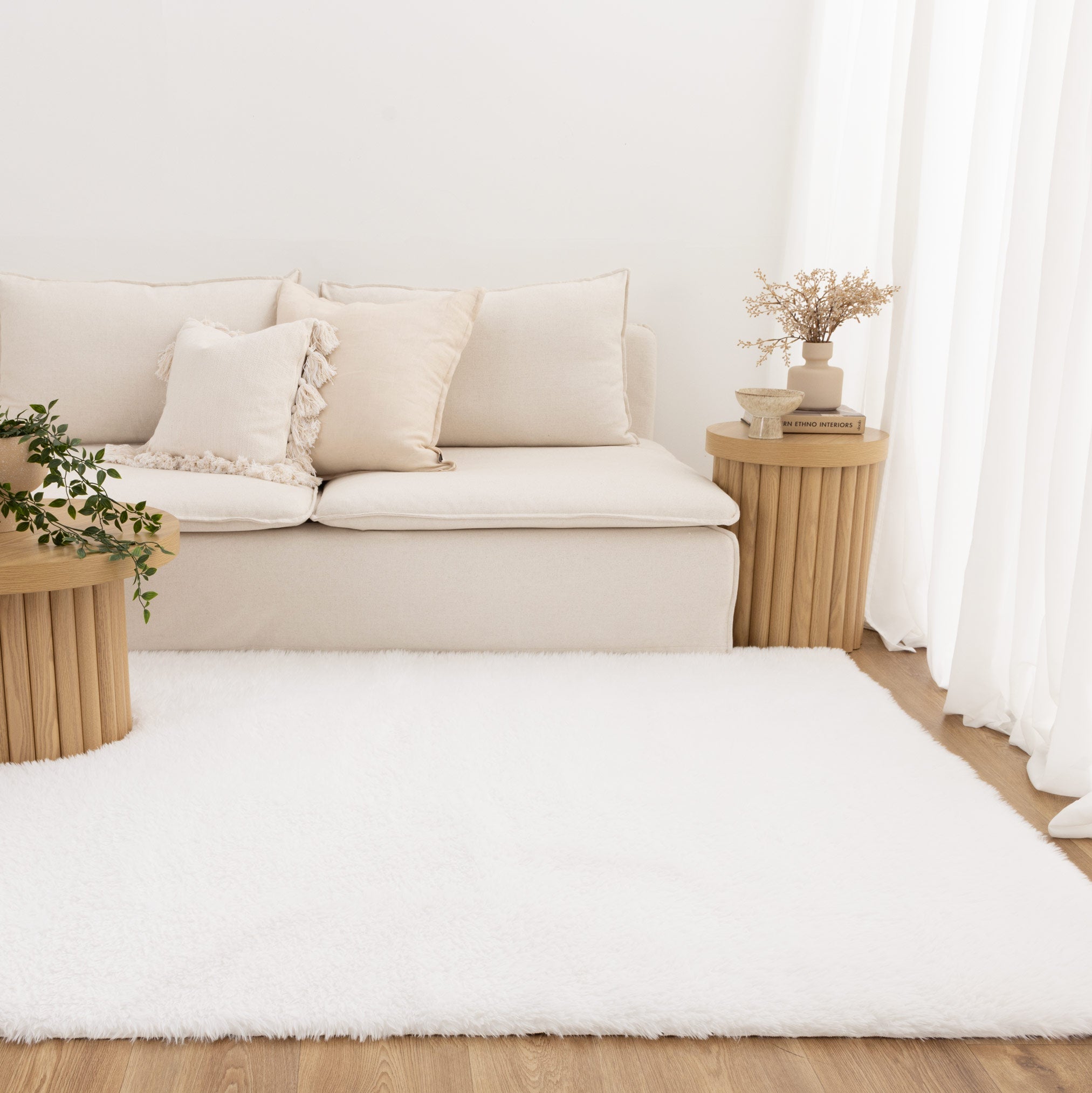 Lyla Machine Washable Shaggy White Rug.